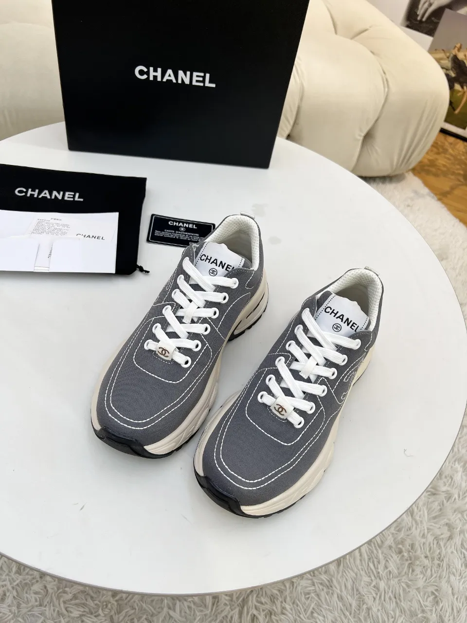 👟👟Ex-factory price 500👟👟 Cloth CHANEL 25C new casual shoes for early spring vacation. A pair of comfortable shoes can reduce the fatigue on your feet. The new style is very versatile, whether it is daily wear or a sister party. It can be easily used for commuting in the workplace, outdoor sports and various occasions. It can increase the height, straighten the legs, modify the shape of the feet, is comfortable and comfortable without rubbing the feet, and has good breathability. It can also be worn in summer. Office workers can also easily own it when wearing it. The fabric is pebbled cowhide + plaid pad to show off sheepskin. The original open-molded rubber foam outsole! size: 35-40 (41 customized, non-refundable and non-exchangeable)